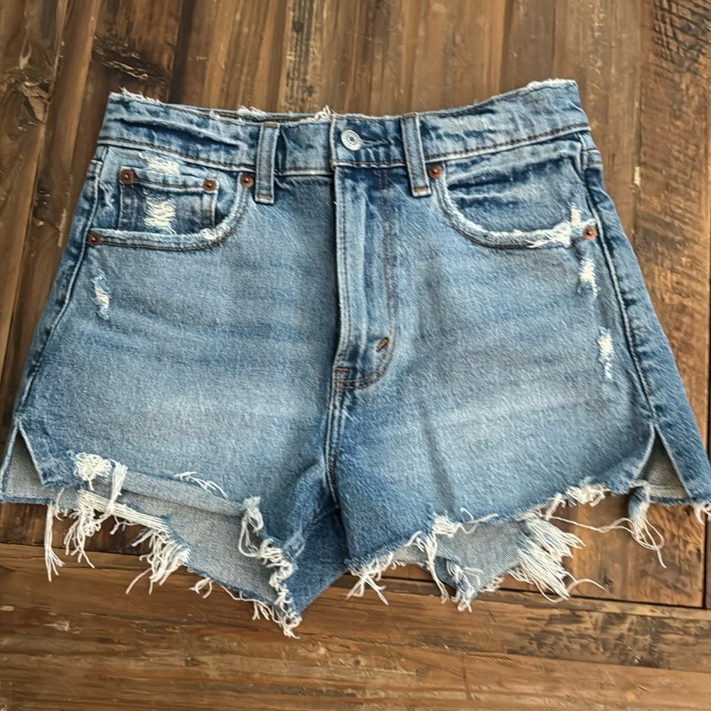 EUC Abercrombie The Mom Short 24